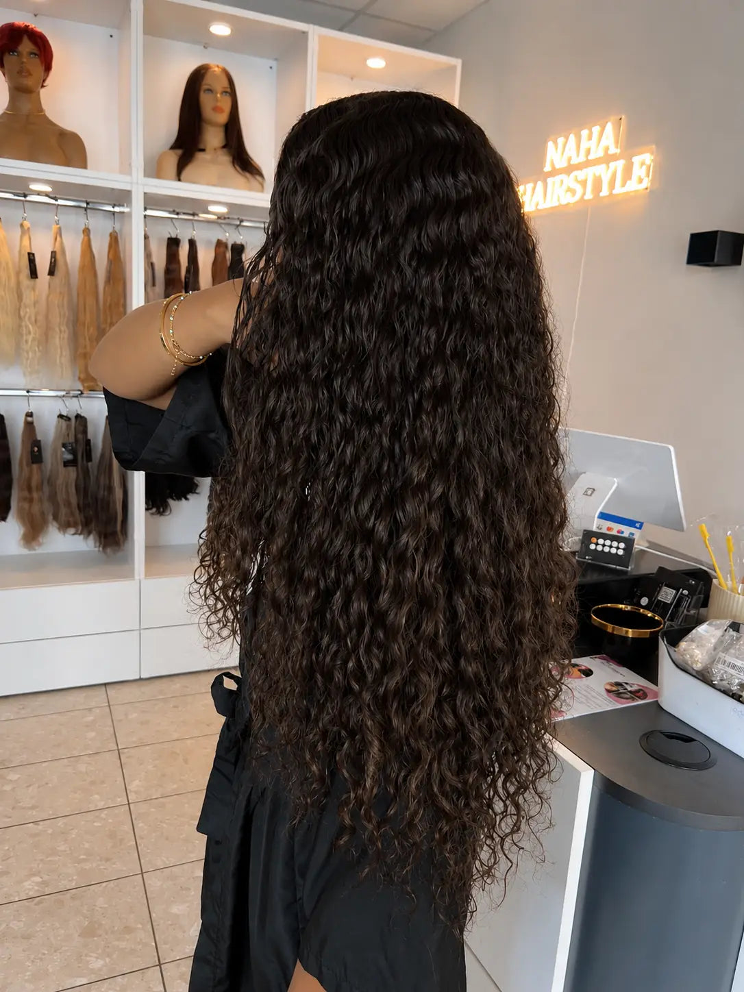 Des boucles vivantes, un noir profond qui ne se démode jamais. Parce que les cheveux qu'on aime vraiment, on les garde longtemps.